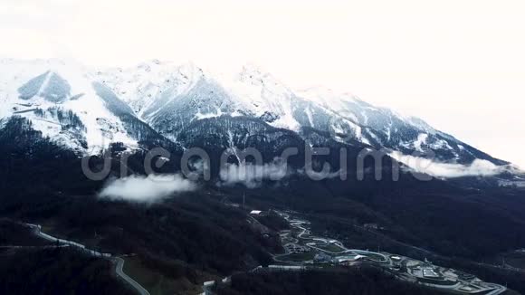 秋天雾蒙蒙的群山被树木覆盖滑雪场在生态区库存录像美丽的空中视频的预览图