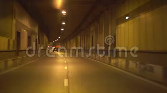 晚上开车穿过隧道POV汽车向前冲夜间视频的预览图