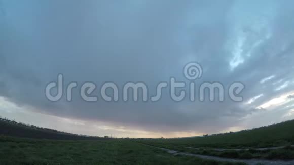 日落时分荷兰景观上一场雷鸣般的阵雨的超宽视角视频的预览图