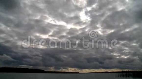 云很快就飞过了江面下雨了视频的预览图