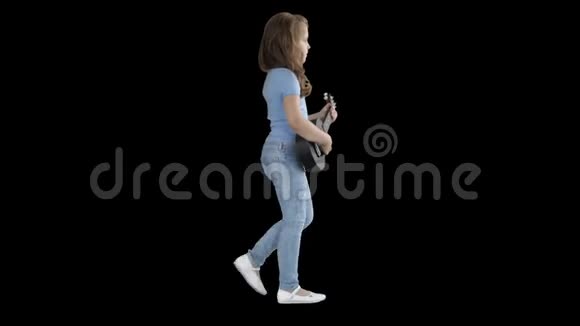 一个拿着四弦琴走路的小女孩阿尔法频道视频的预览图