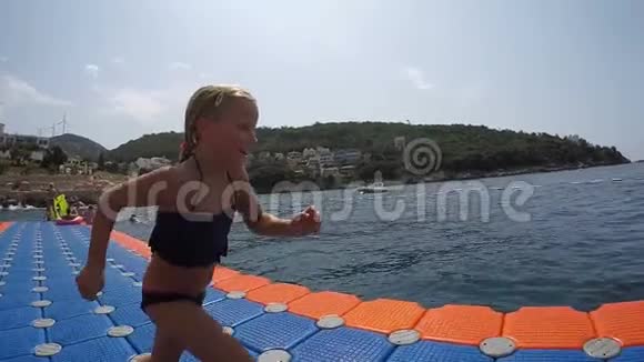 七岁的女孩从一个塑料浮舟上跳进海里视频的预览图