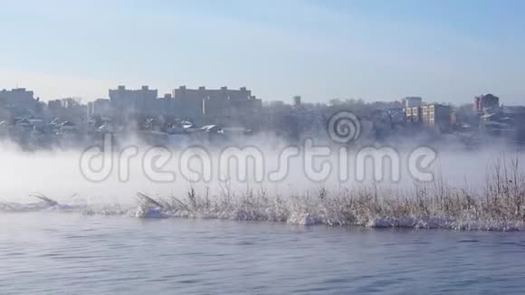 这座城市在雾蒙蒙的河流中视频的预览图