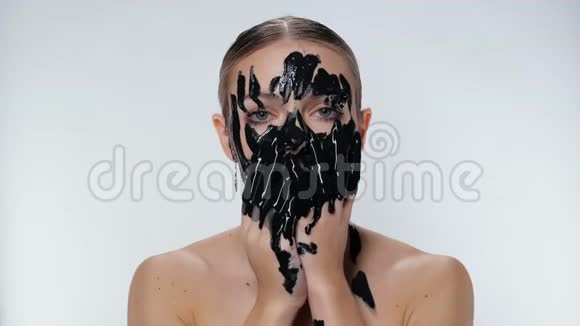 女模特涂泥面膜面膜美容环境污染黑油视频的预览图