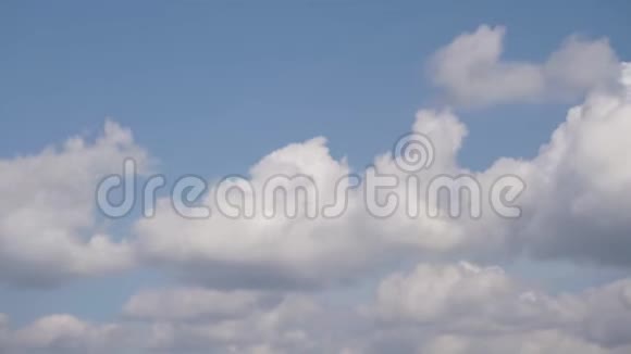 时光流逝美丽的白色蓬松的云彩在明亮的蓝天壮观的景色视频的预览图