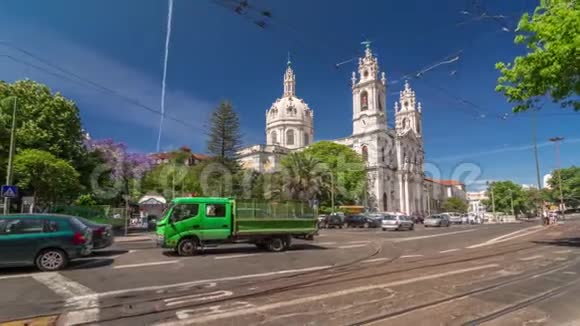 从里斯本的街道上观看巴西利卡大埃斯特雷拉时间推移葡萄牙视频的预览图