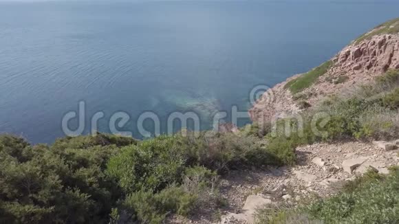 地中海荒野地区有灰色悬崖绿色植物和蓝色海洋视频的预览图