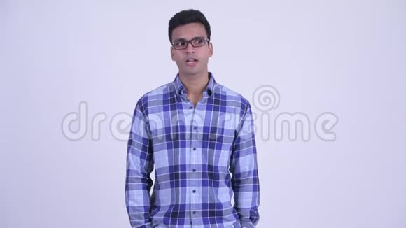 年轻的印度潮男说话神情悲伤视频的预览图