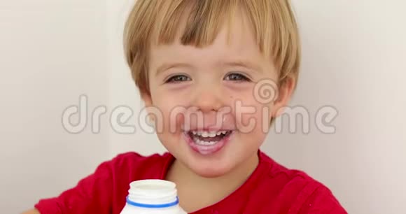 快乐的孩子喝酸奶视频的预览图