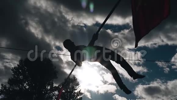 一个人躺在地上的一根缆绳上顶着天空不错的镜头阳光刺眼视频的预览图