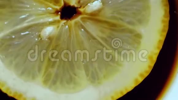 柠檬片在杯中旋转视频的预览图