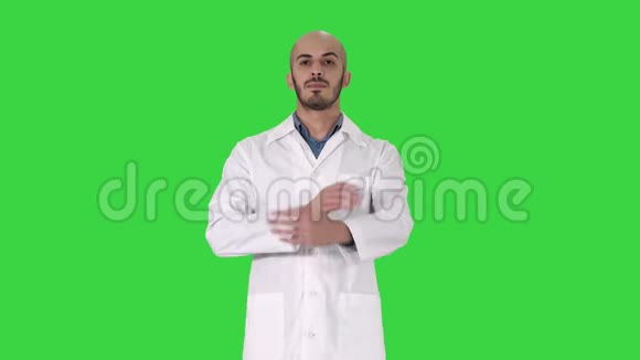 严肃的阿拉伯医生成熟的男叉手臂在绿色屏幕上Chroma键视频的预览图
