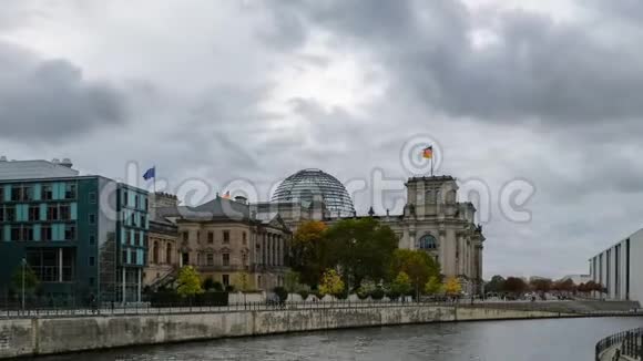 柏林城市里希斯塔格河边变焦游客玻璃穹顶时间流逝视频的预览图