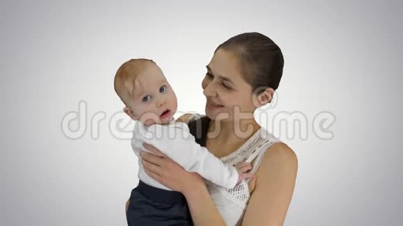 母亲抱着孩子看着镜头微笑阿尔法频道视频的预览图