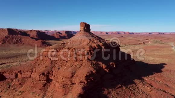 在干燥的亚利桑那州沙漠中围绕红砂岩岩石形成的纪念碑飞行视频的预览图