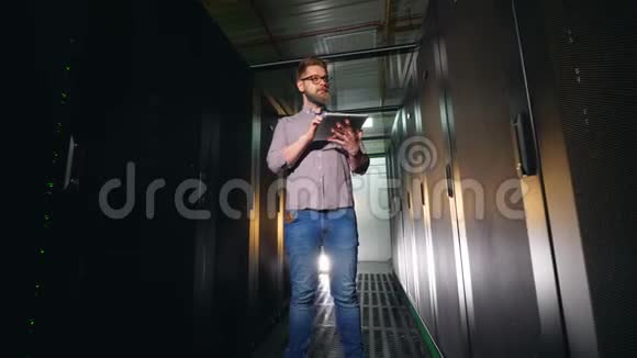 人在平板电脑上打字检查服务器机房设备视频的预览图