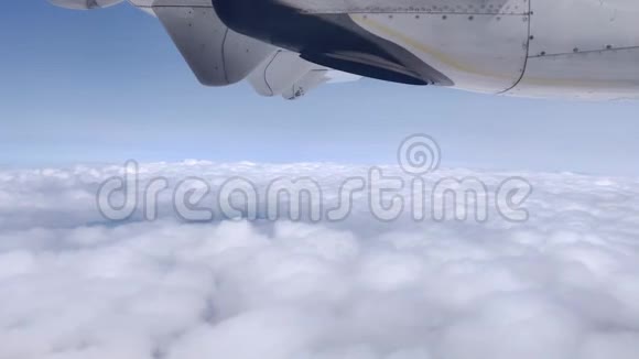 在欧洲旅行期间从高空螺旋桨飞行窗口观察孤立的陆地和漂浮的云视频的预览图