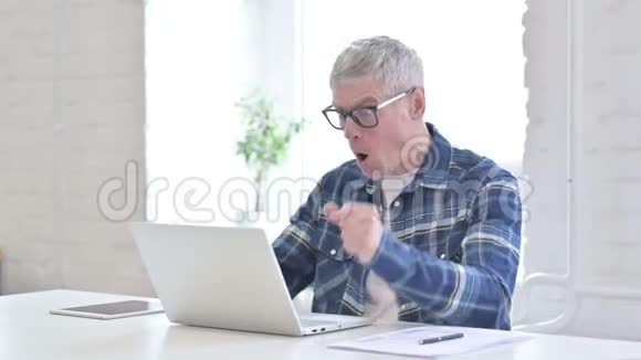 雄心勃勃的男性设计师庆祝笔记本电脑的成功视频的预览图