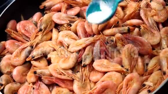 虾海鲜开胃菜上景健康清洁饮食虾类特写在盘子里加盐视频的预览图