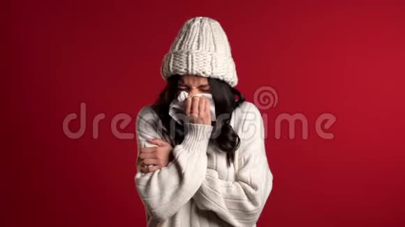 穿暖针织衣服的年轻女孩打喷嚏成纸巾孤独的女人生病了视频的预览图