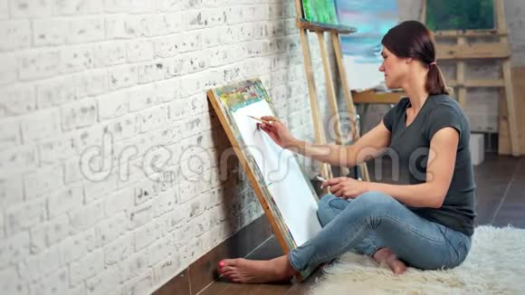 有才华的女画家用铅笔全幅画在画布上画图形视频的预览图