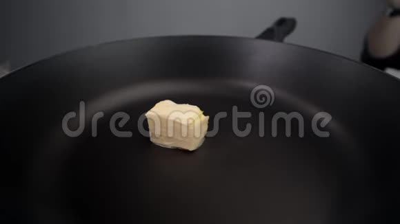 黄油在热锅上缓慢地融化在锅上涂上油脂准备烘焙用奶制品烹饪视频的预览图