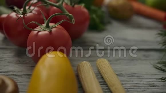 在桌上五颜六色的新鲜蔬菜中浸泡视频的预览图