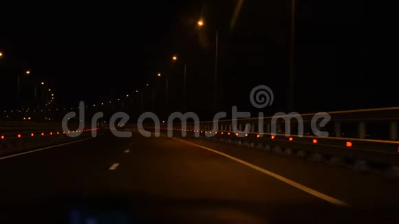 汽车在夜间沿着道路行驶视频的预览图