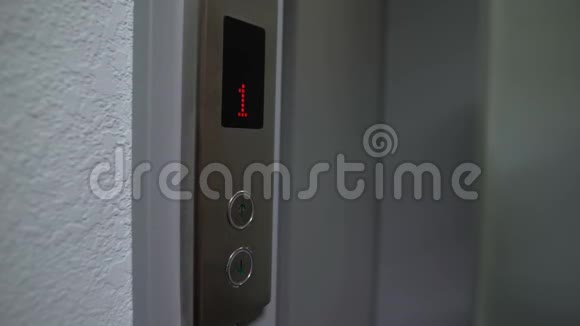 女性手指按电梯按钮从1移动到上层特写视频的预览图
