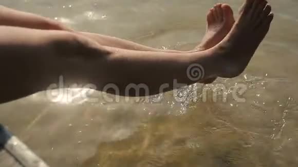 女人腿在水上摆动视频的预览图
