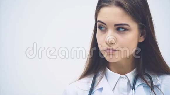 自信的女医生站着交叉双手拿着两个注射器视频的预览图