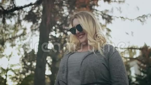 金发女人加上尺码在外面戴太阳镜视频的预览图