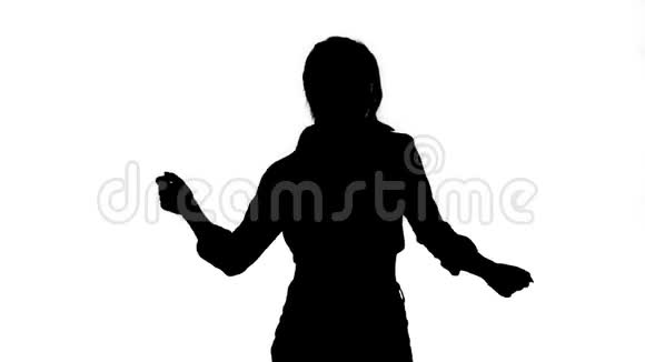剪影女孩穿着方形衬衫和牛仔裤短裤运动鞋跳舞视频的预览图