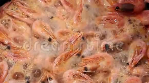煮虾加入黑胡椒调味海洋食物关闭视频的预览图