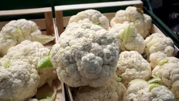 白花花在超市的柜台上天然有机食品农贸市场的蔬菜视频的预览图