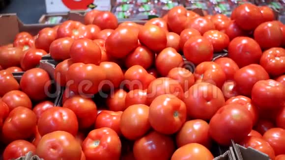 红西红柿上架市场在超市杂货店里翻过水果概念健康视频的预览图
