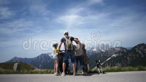 五人旅行者的大家庭幸福从路边欣赏令人叹为观止的山景欧洲阿尔卑斯山视频的预览图