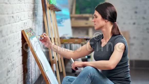 可爱的欧洲女插画家用灰色铅笔中镜头绘制画布素描视频的预览图