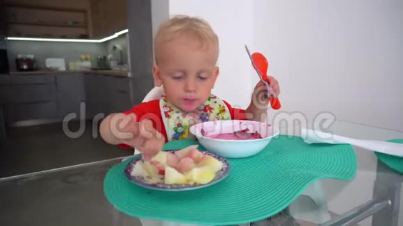 小孩用土豆吃冷甜菜根汤有脏脸的男孩万向节运动视频的预览图