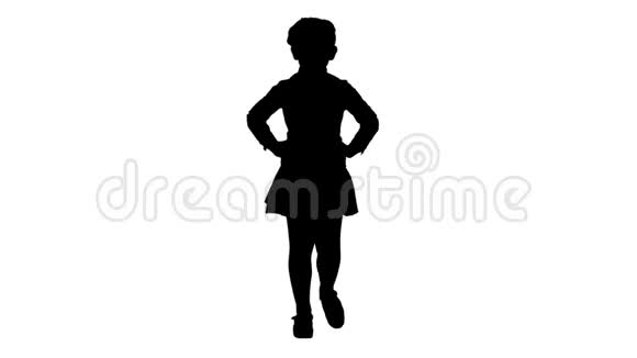 小可爱的小女孩走路双手放在臀部视频的预览图