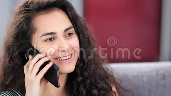 美丽的白种人女人脸上带着自然的妆容用智能手机特写说话视频的预览图