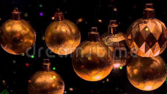 金色闪亮的圣诞球和五颜六色的闪闪发光的薄纱视频的预览图