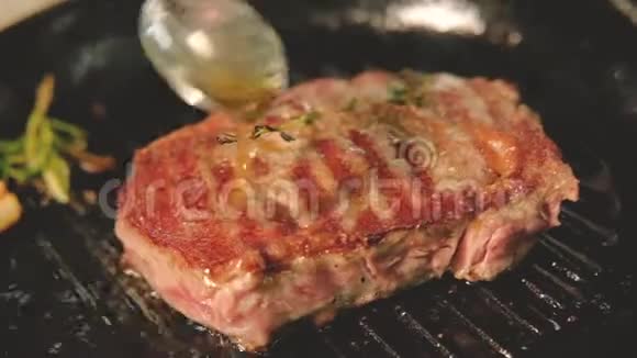 烹饪食谱厨师肉汁牛排视频的预览图