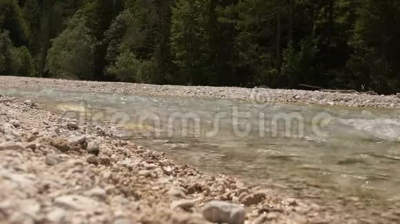 一个弯曲的男孩在一条山河的岸边克罗地亚的暑假视频的预览图