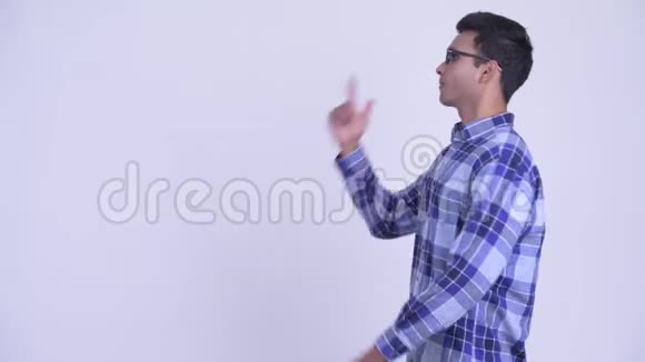 快乐的年轻印度嬉皮士打手指竖起大拇指视频的预览图