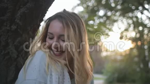 金发女人加上尺码的微笑戴雪纺围巾视频的预览图