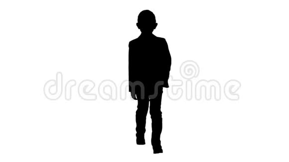穿着正式服装走着走着的西略特男孩一只手插在口袋里视频的预览图