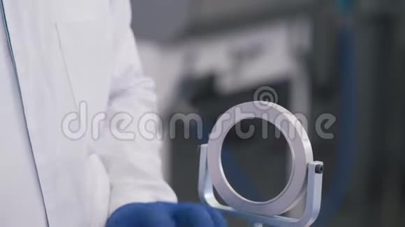 一个男人正在实验室里装镜片视频的预览图