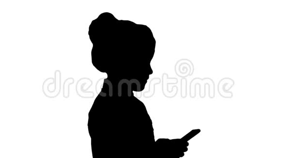 剪影小女孩使用手机智能手机视频的预览图