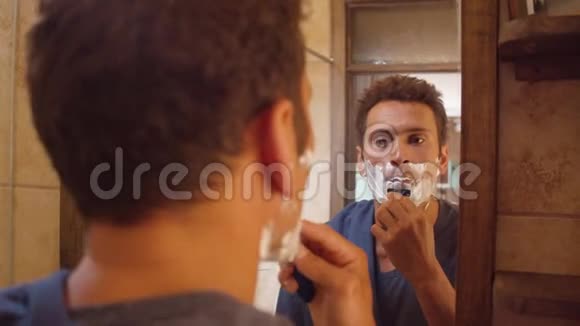 男人在浴室里剃胡子视频的预览图